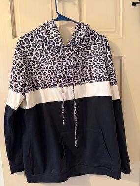 Amazon Black, White & Gray Leopard Print Pullover Hoodie